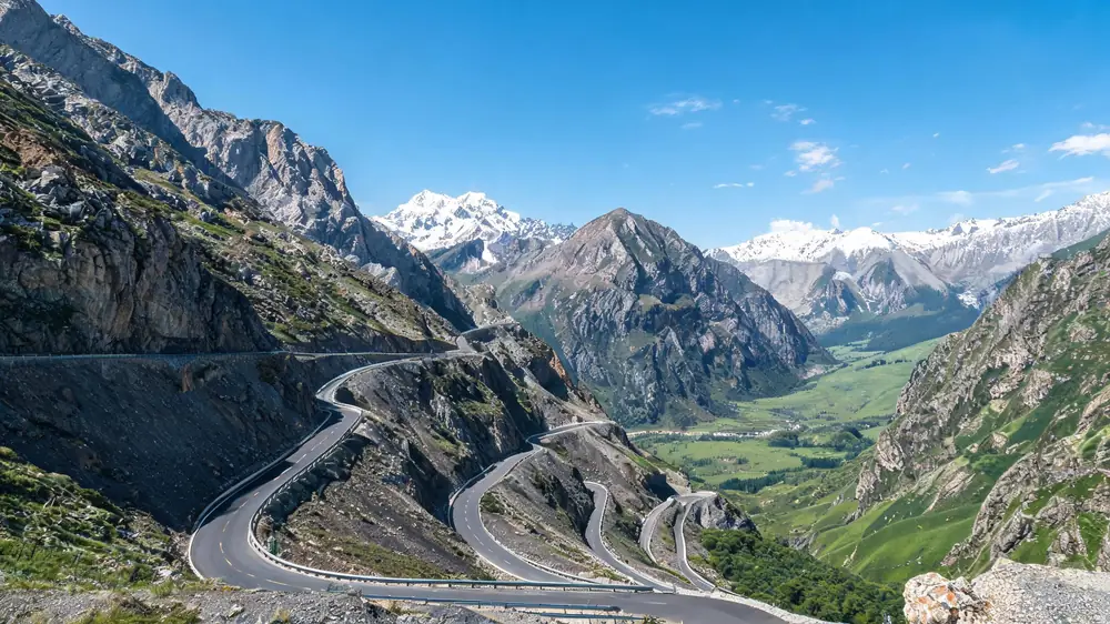 独库公路上壮美的山路风景